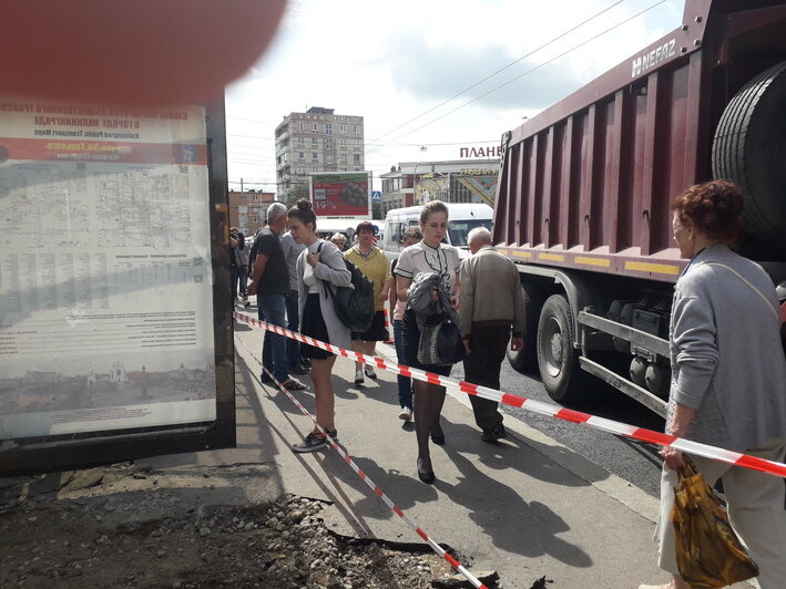 Из-за ремонта тротуара у Центрального рынка пешеходы идут по проезжей части (фото) - Новости Калининграда | Фото: &quot;Клопс&quot;