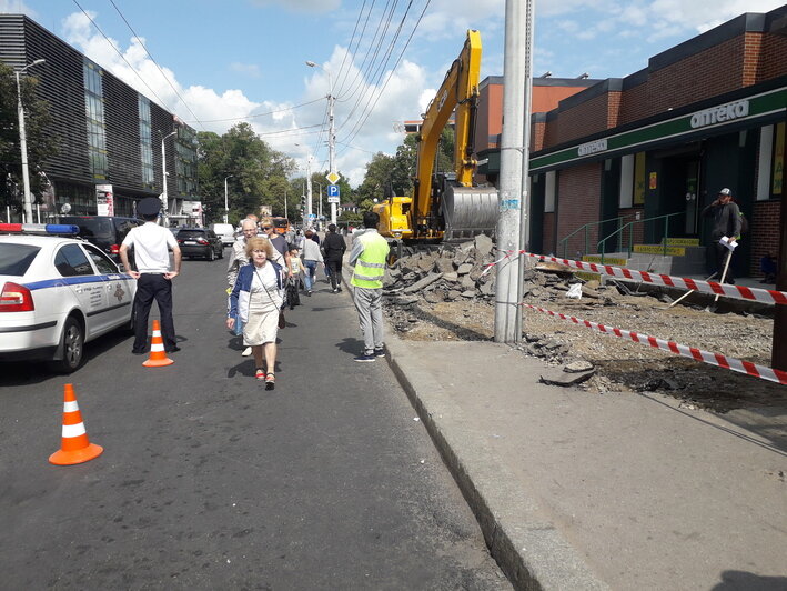 Из-за ремонта тротуара у Центрального рынка пешеходы идут по проезжей части (фото) - Новости Калининграда | Фото: &quot;Клопс&quot;