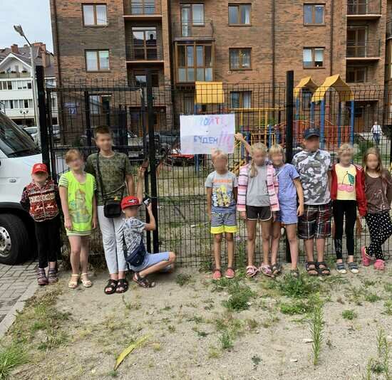 В Пионерском дети написали плакат с просьбой пустить их на игровую площадку, закрытую жильцами - Новости Калининграда | Фото: очевидец