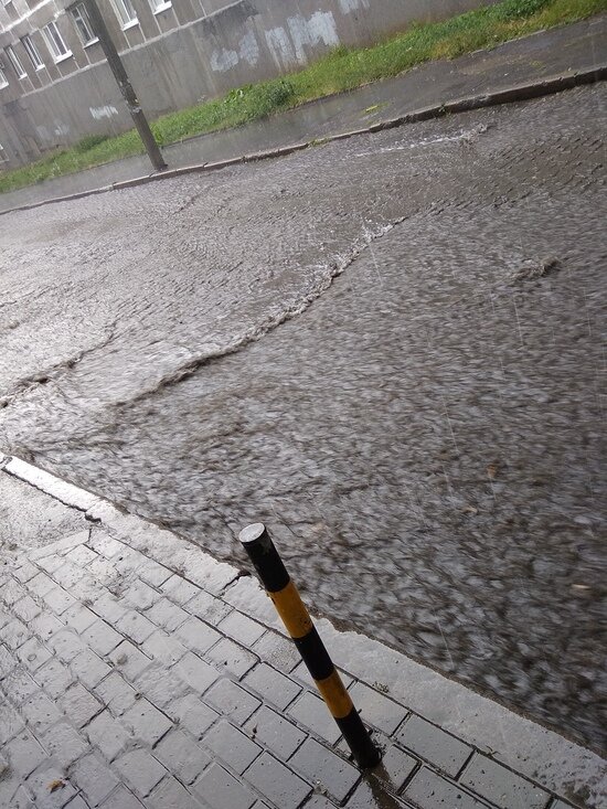  В Калининграде ливень затопил несколько улиц (фото, дополнено) - Новости Калининграда | Фото: очевидец