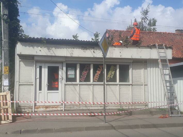 На улице Краснопрудной в Калининграде снесли незаконную палатку, торговавшую мясом (фото) - Новости Калининграда | Фото: &quot;Клопс&quot;