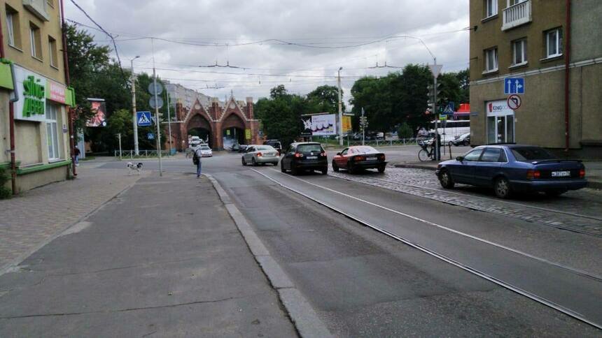 Водители поворачивают налево на перекрёстке Суворова и Железнодорожной, несмотря на запрет - Новости Калининграда | Фото: Елена Дятлова / Facebook