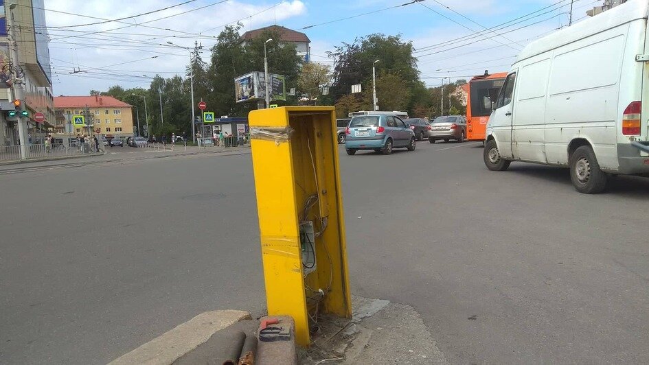 Возле гостиницы "Калининград" начали демонтаж рекламной стелы (фото) - Новости Калининграда | Фото: администрация Калининграда / Facebook