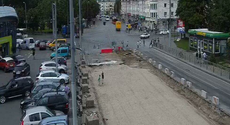 На ул. Киевской дети играли на разрытом участке дороги - Новости Калининграда | Скриншот камеры наблюдения