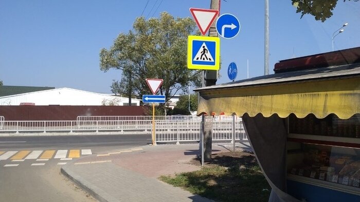 Сам себе гаишник: на ул. Шатурской появились противоречивые дорожные знаки - Новости Калининграда | Фото: очевидец