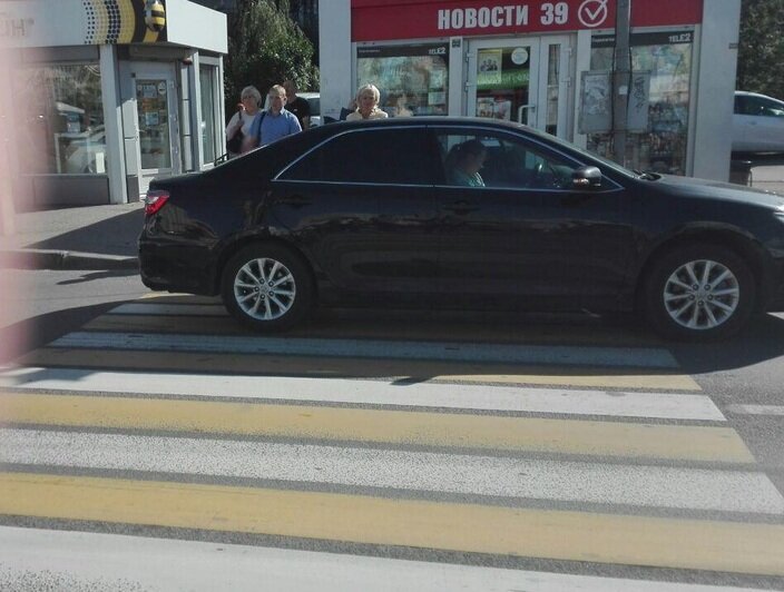 На ул. Гайдара Toyota сбила мужчину, переходившего дорогу по "зебре" - Новости Калининграда | Фото: очевидец