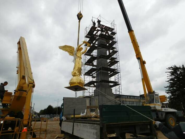 В центре Гусева установили стелу с трёхметровой статуей ангела-хранителя (фото)  - Новости Калининграда | Фото: газета &quot;За доблестный труд&quot;