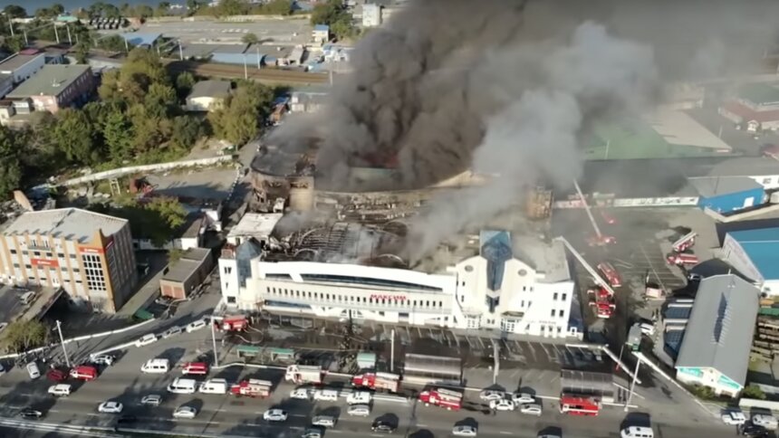 Во Владивостоке сгорел один из крупнейших ТЦ города (видео) - Новости Калининграда | Изображение: кадр из видео