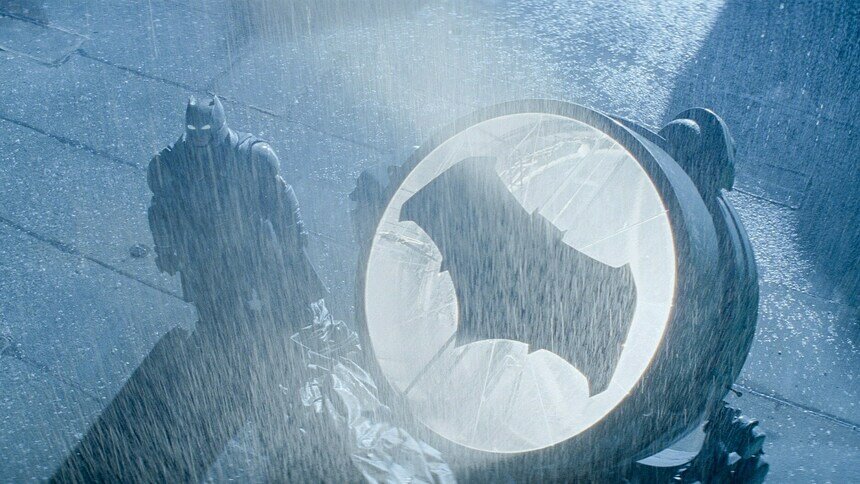 В 13 городах мира на фасадах домов появится знак Бэтмена - Новости Калининграда | Изображение: кадр из фильма &quot;Бэтмен против Супермена: На заре справедливости&quot;