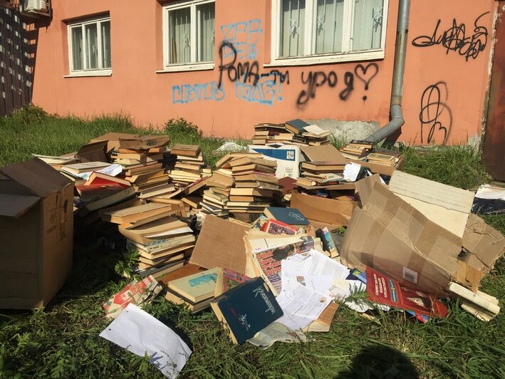 В Калининграде неизвестные выбросили десятки книг (фото) - Новости Калининграда | Александр Подгорчук / &quot;Клопс&quot;