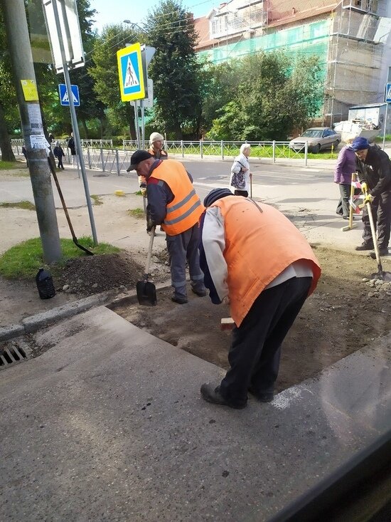 Рабочие приступили к ремонту провала на ул. П. Морозова - Новости Калининграда | Фото: Серж Вишневский