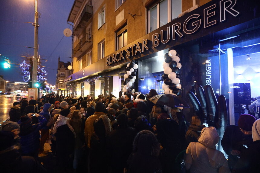 В Калининграде десятки человек собрались на открытии Black Star Burger - Новости Калининграда | Александр Подгорчук / &quot;Клопс&quot;