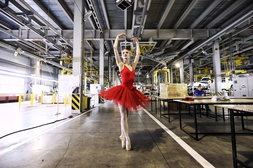 Балерина за сценой на заводе &quot;Автотор&quot; во время презентации двухмиллионного автомобиля - Новости Калининграда | Александр Подгорчук / &quot;Клопс&quot;