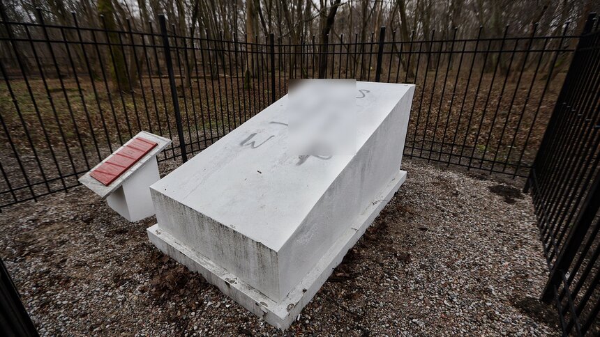 На еврейском кладбище Калининграда на могиле известного проповедника нарисовали свастику (фото) - Новости Калининграда | Александр Подгорчук / &quot;Клопс&quot;