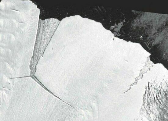 Айсберг размером с восемь Калининградов откололся от Антарктиды и движется на запад - Новости Калининграда | Фото: NASA