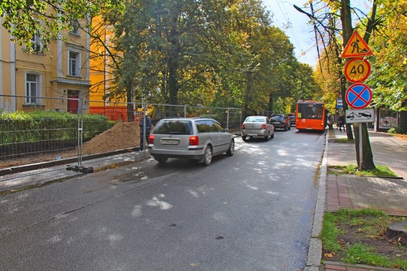 Мэрия: ремонт на Комсомольской осложняют припаркованные машины - Новости Калининграда | Фото: пресс-служба городской администрации
