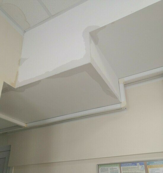 В детской поликлинике Гусева из-за протечки трубы отопления рухнула часть подвесного потолка - Новости Калининграда | Фото: очевидец