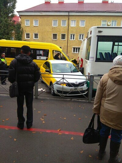 На пр. Калинина произошло массовое ДТП с автобусом и маршруткой (фото) - Новости Калининграда | Фото: очевидец