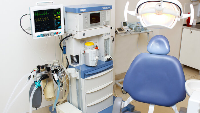 Стоматологический кабинет для лечения под общим наркозом оснащён всем необходимым оборудованием