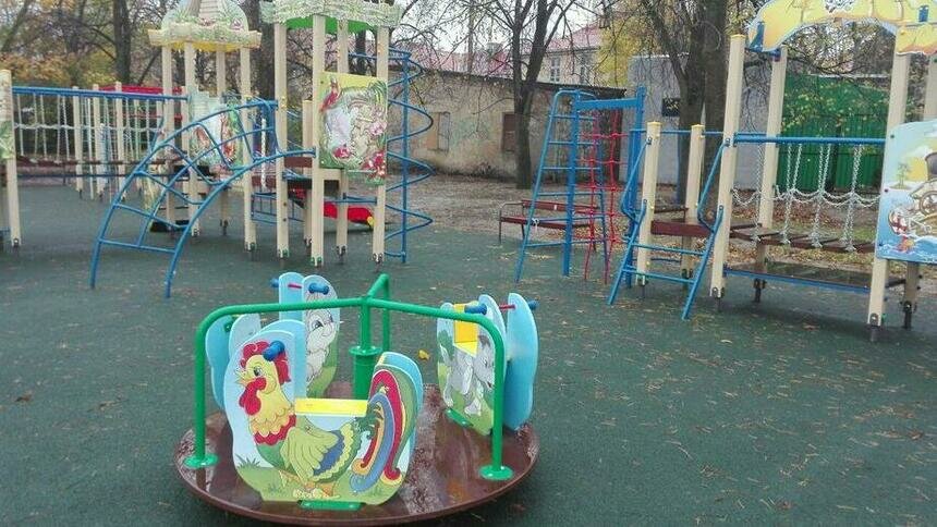 Детскую площадку возле озера Поплавок закрыли на ремонт - Новости Калининграда | Фото: &quot;Клопс&quot;