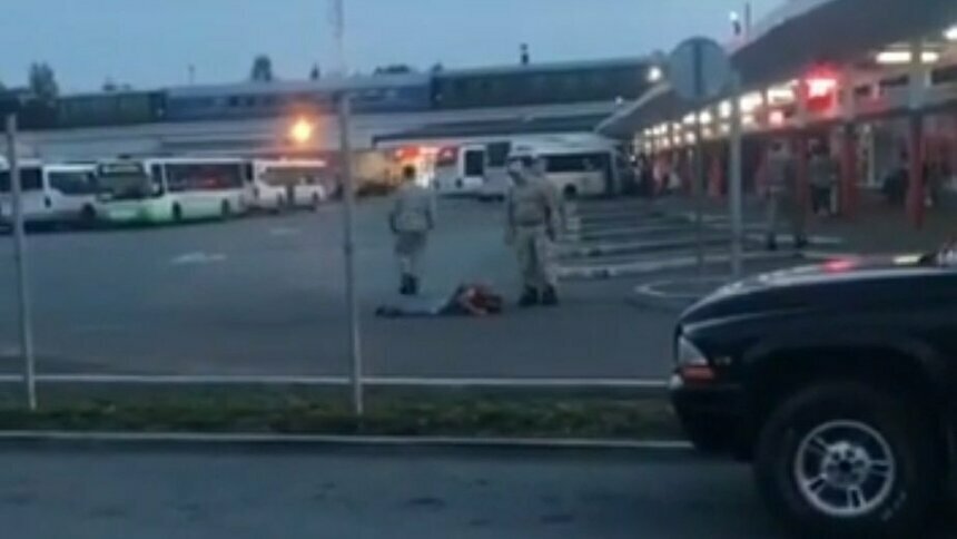 В Калининграде ищут свидетелей избиения пассажира на автовокзале - Новости Калининграда | Кадр видеозаписи очевидца