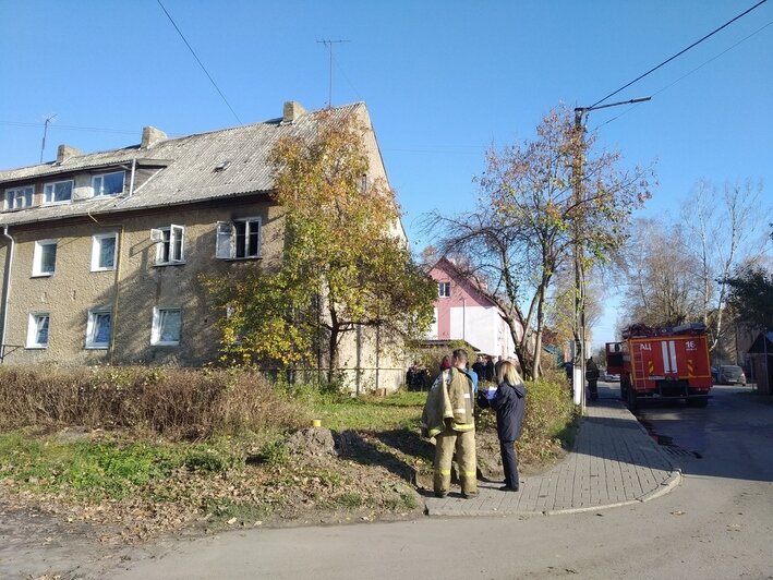 В Немане после пожара в квартире нашли тело женщины (фото) - Новости Калининграда | Фото: очевидец