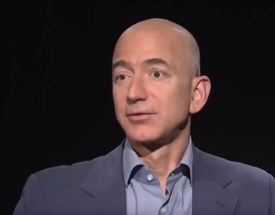 Основатель Amazon потерял за вечер почти 7 млрд долларов после публикации отчёта о прибыли компании   - Новости Калининграда | Кадр интервью Джеффа Безоса / YouTube
