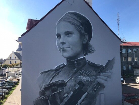 На фасаде дома в Гвардейске появился портрет снайпера Розы Шаниной - Новости Калининграда | Фото: пресс-служба регионального правительства