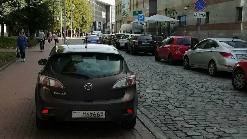 На дорогах Калининграда появились машины с номерами &quot;вверх ногами&quot;: насколько это законно - Новости Калининграда | Фото: читатель &quot;Клопс&quot;