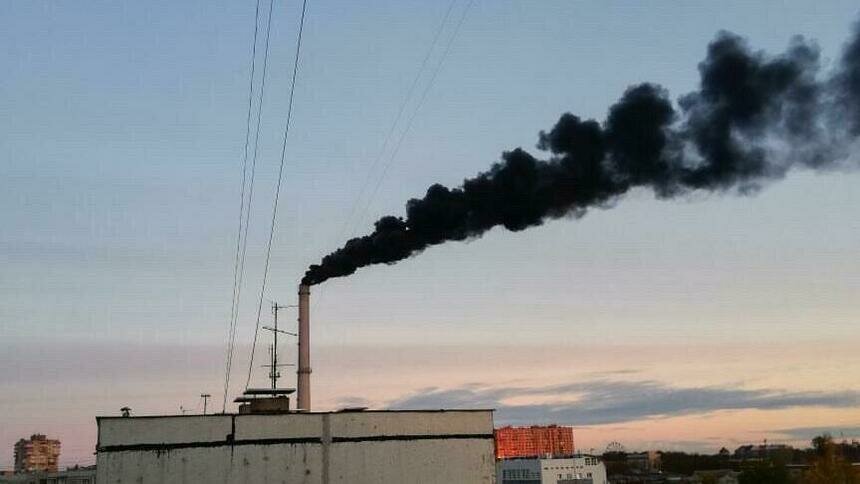 В понедельник из трубы РТС на Ялтинской пойдёт чёрный дым во время проверки резервной системы   - Новости Калининграда | Фото: читатель &quot;Клопс&quot;