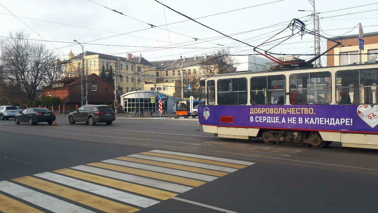 На ул. Черняховского у Центрального рынка из-за сломавшегося автомобиля  встали трамваи (фото) - Новости Калининграда