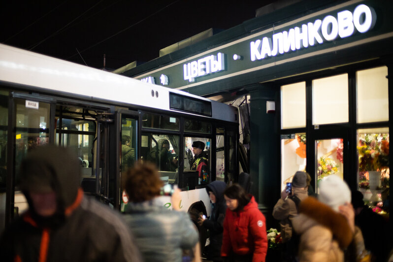 У Центрального рынка пассажирский автобус протаранил цветочный павильон (фото, видео) - Новости Калининграда | Александр Подгорчук / &quot;Клопс&quot;