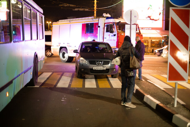 У Центрального рынка пассажирский автобус протаранил цветочный павильон (фото, видео) - Новости Калининграда | Фото: &quot;Клопс&quot;