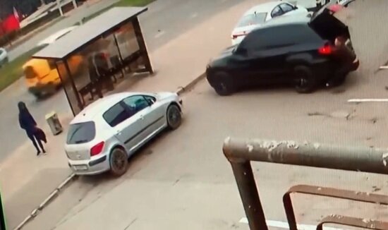 В Калининграде внедорожник BMW без водителя протаранил остановку (видео)   - Новости Калининграда | Кадр видеозаписи