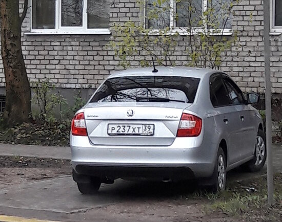 Škoda на троутаре по ул.Емельянова в Калининграде | Читатель &quot;Клопс&quot;