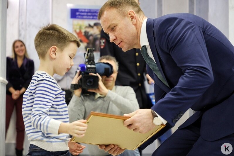  В Калининграде генерал полиции наградил семью, спасшую ребёнка после ДТП в Пионерском (фото) - Новости Калининграда | Фото: Александр Подгорчук / &quot;Клопс&quot;