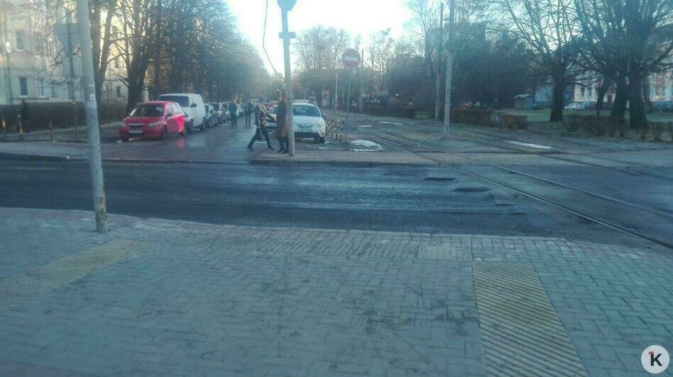 Урбанист: На ул. Комсомольской тактильная плитка ведёт слепых пешеходов под колёса машин (фото) - Новости Калининграда | Фото очевидца