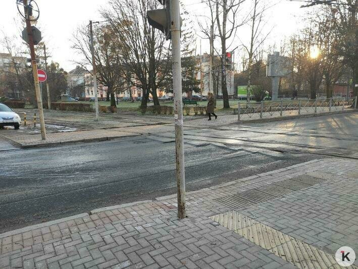 Урбанист: На ул. Комсомольской тактильная плитка ведёт слепых пешеходов под колёса машин (фото) - Новости Калининграда | Фото очевидца