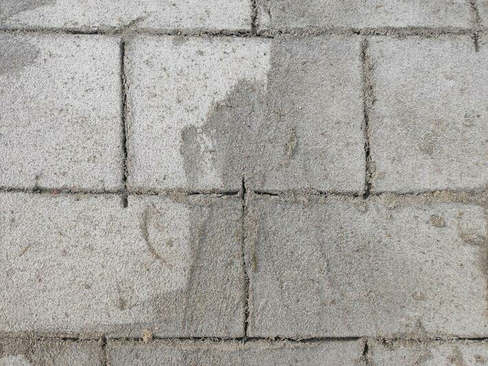 В центре Калининграда рабочие вместо настоящего покрытия на тротуаре нарисовали плитку (фото) - Новости Калининграда | Фото: Илья Абросимов