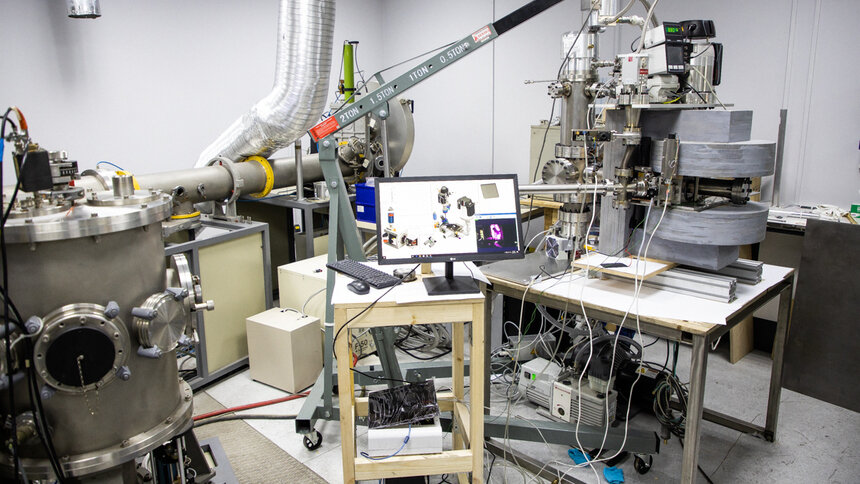 На фото представлены лабораторные испытания установки на макетах нейтронного центра