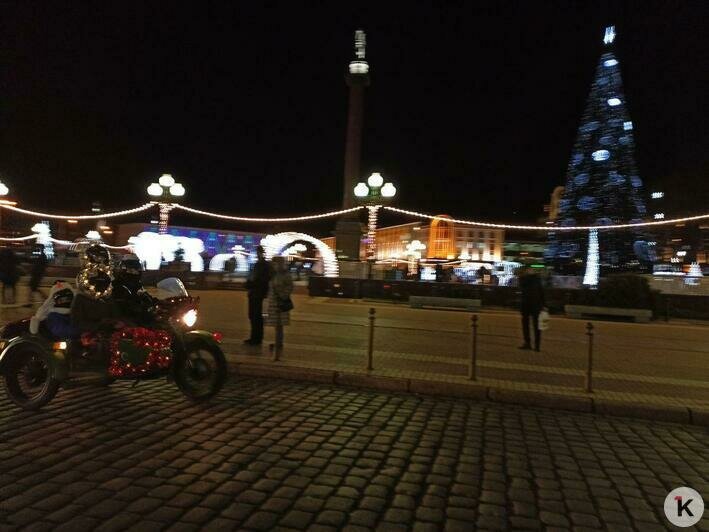 В Калининграде Дед Мороз и Снегурочка на мотоцикле раздавали мандарины водителям, застрявшим в пробках   - Новости Калининграда | Фото: читатель &quot;Клопс&quot;