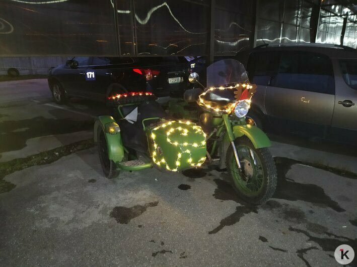 В Калининграде Дед Мороз и Снегурочка на мотоцикле раздавали мандарины водителям, застрявшим в пробках   - Новости Калининграда | Фото: читатель &quot;Клопс&quot;
