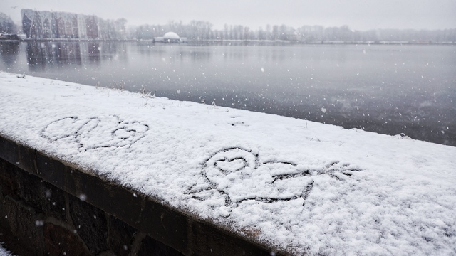Сердечки на перилах: каким запомнится первый февральский снег в Калининграде (фоторепортаж)