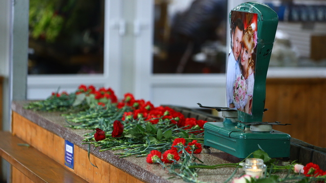 К прилавку погибших у Центрального рынка предпринимателей несут цветы (фото)