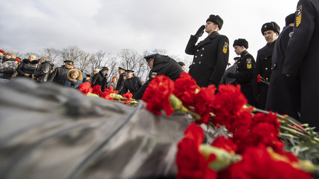 В Калининграде 23 февраля отметили возложением цветов к памятнику 1200 гвардейцам (фоторепортаж)