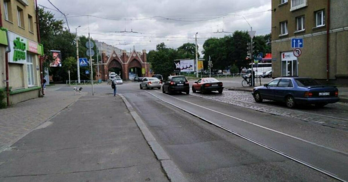 Фотографии справа. Перекресток Суворова Багратиона Калининград. Калининград Суворова 15. Улица с поворотом. Улица Суворова Калининград фото.