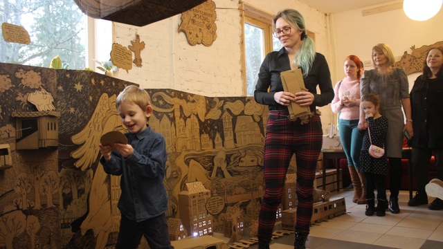 Художница из Светлогорска создала картонный мир сказок, которые сочинила для пятилетнего сына (фото)