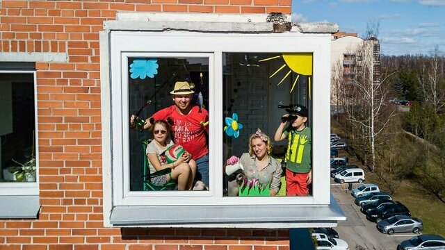 В шапочках из фольги и с кофе на крыше: в Литве фотограф снимает на дрон семьи на самоизоляции
