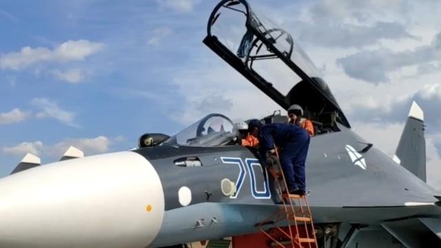 Балтфлот опубликовал видео первой репетиции выступления военной авиации на Параде Победы