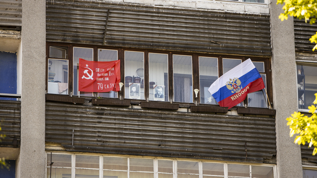 Калининградцы в самоизоляции выставили в окнах портреты фронтовиков (фоторепортаж)